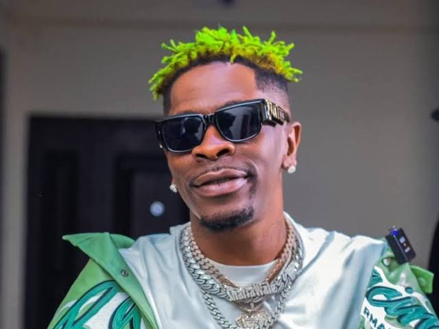 Shatta Wale offers support to Kwesi Arthur amidst contractual dispute