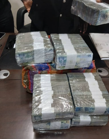 Police return GHC85,000 cash found on highway to owner