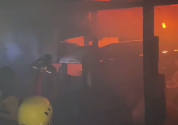 GNFS swiftly quells late-night blaze at Nima market